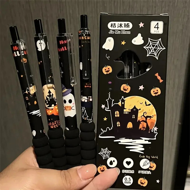 Ein Set von vier schwarzen Gelstiften mit Halloween-Motiven wie Geistern und Kürbissen in Kartonverpackung.