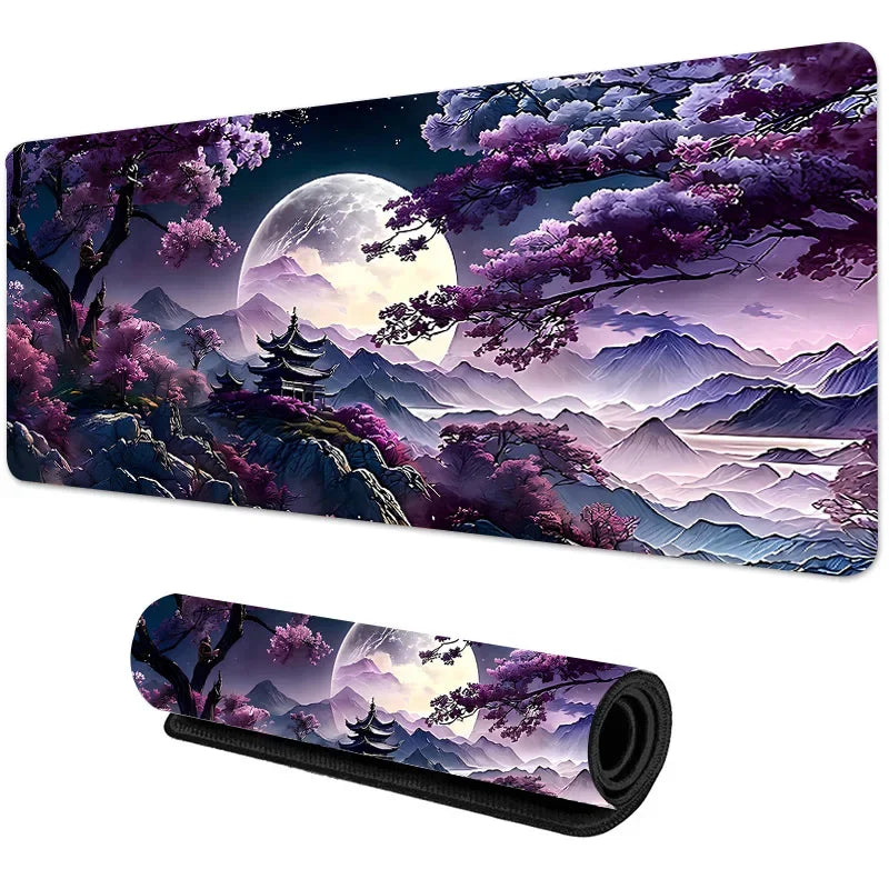 Lange, rechteckige Mausmatte mit lila-rosa Landschaft, großer Mond und silhouettierten Bäumen.