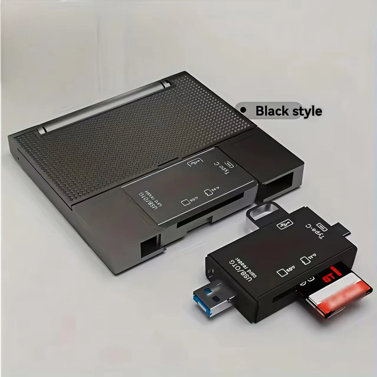Schwarzer Mehrfachkartenleser-Adapter mit USB- und Type-C-Anschlüssen auf weißem Hintergrund.