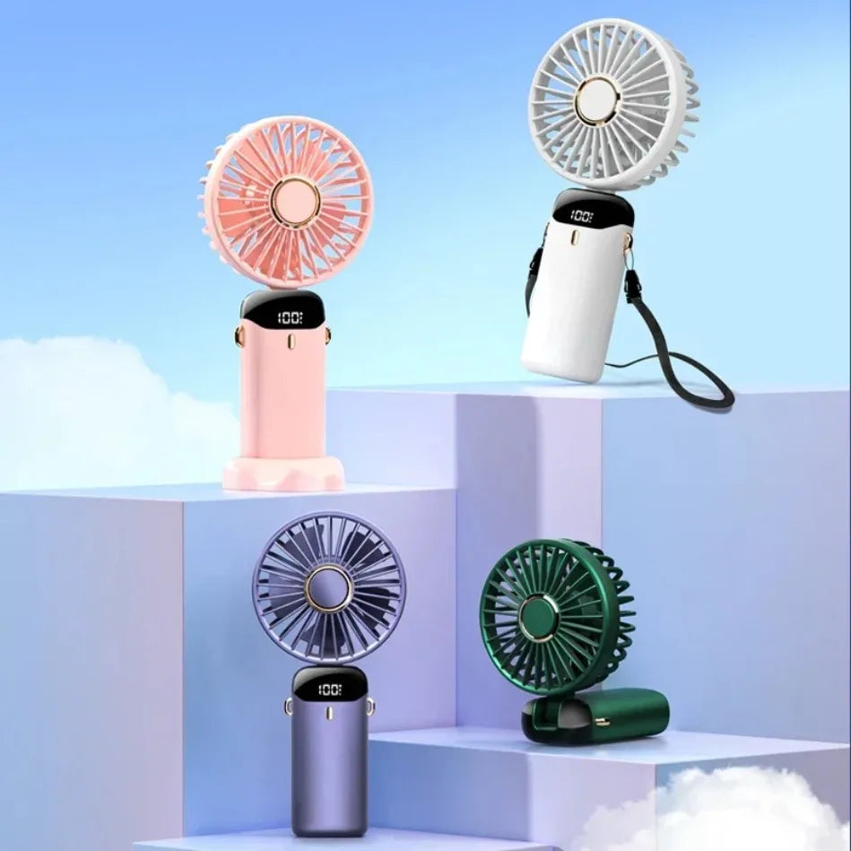 Exhibición de tres mini ventiladores portátiles en varios colores y estilos, incluyendo uno rosa, uno blanco y uno verde.
