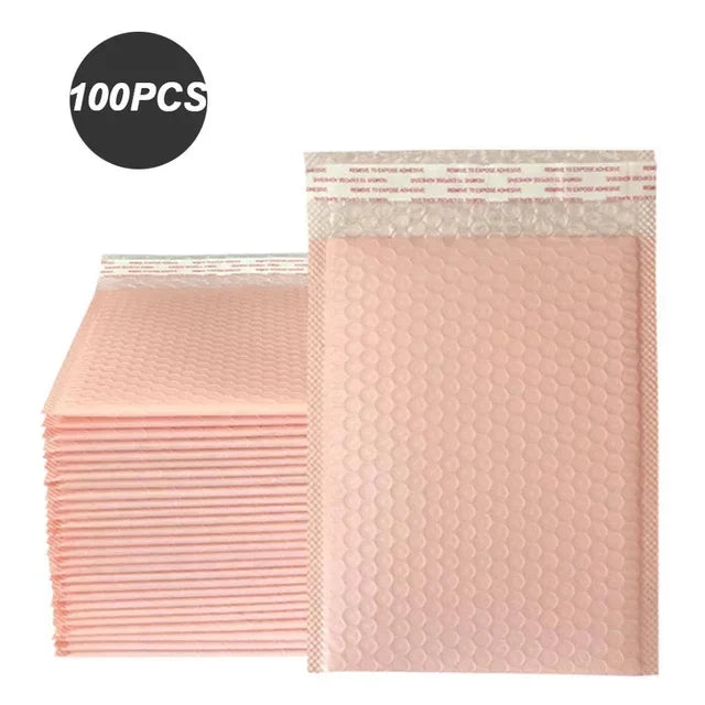 Ein Stapel pinker, undurchsichtiger Luftpolsterumschläge für den sicheren Versand.