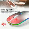 Weiße ergonomische kabellose Gaming-Maus mit RGB-Hintergrundbeleuchtung neben einer Hand, die sie benutzt.
