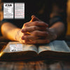 Nahaufnahme von Händen, die eine offene Bibel mit inspirierenden Glaubensversen auf Karten halten.