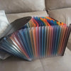 Organizador de carpetas plegables y coloridas con múltiples carpetas de plástico de colores, exhibido sobre un soporte de col