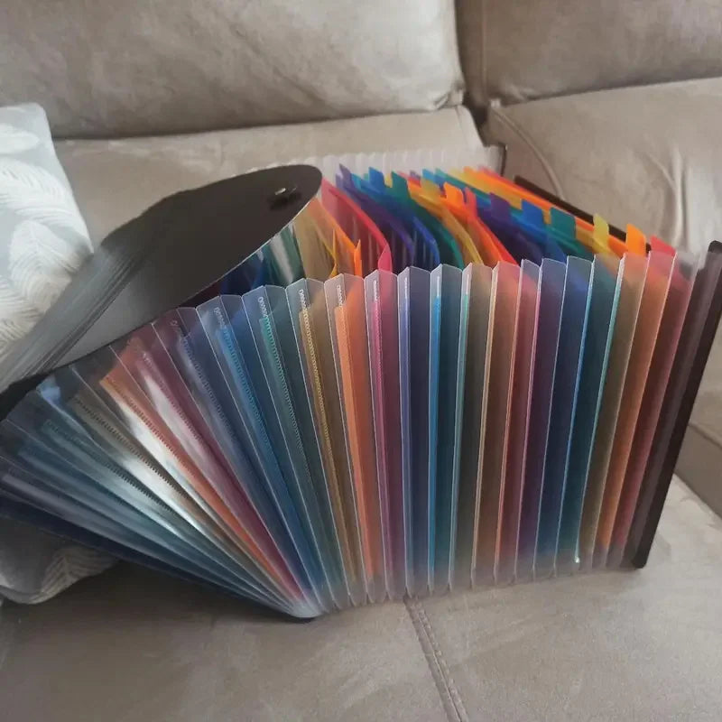 Organizador de carpetas plegables y coloridas con múltiples carpetas de plástico de colores, exhibido sobre un soporte de col