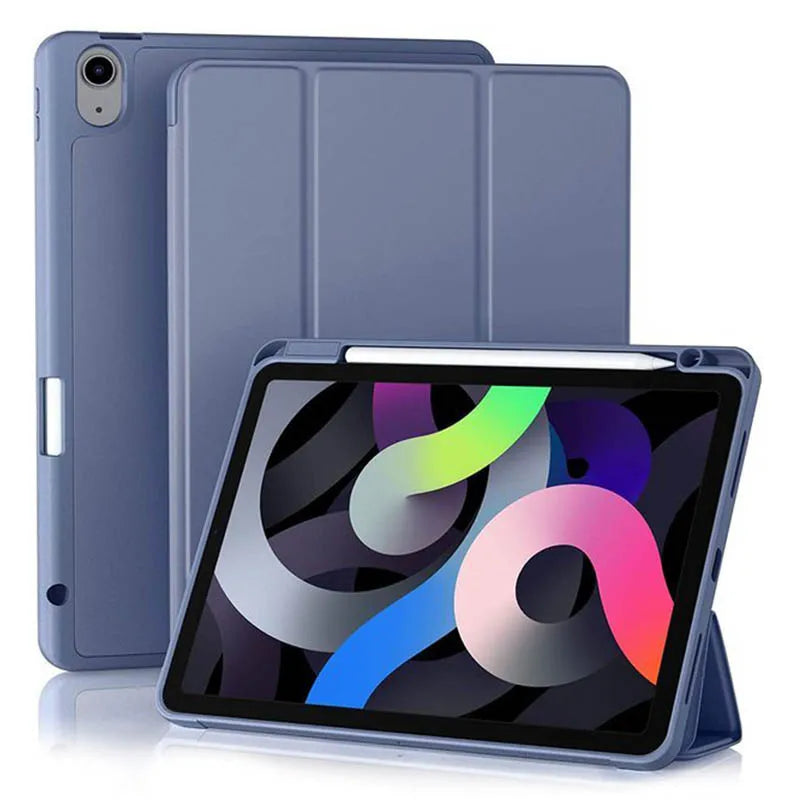 Helles blaues Silikon-Schutzetui für ein Apple iPad neben dem Gerät