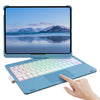 Eine hellblaue, hintergrundbeleuchtete Tastenkiste mit einem Trackpad für ein iPad neben einer Hand.