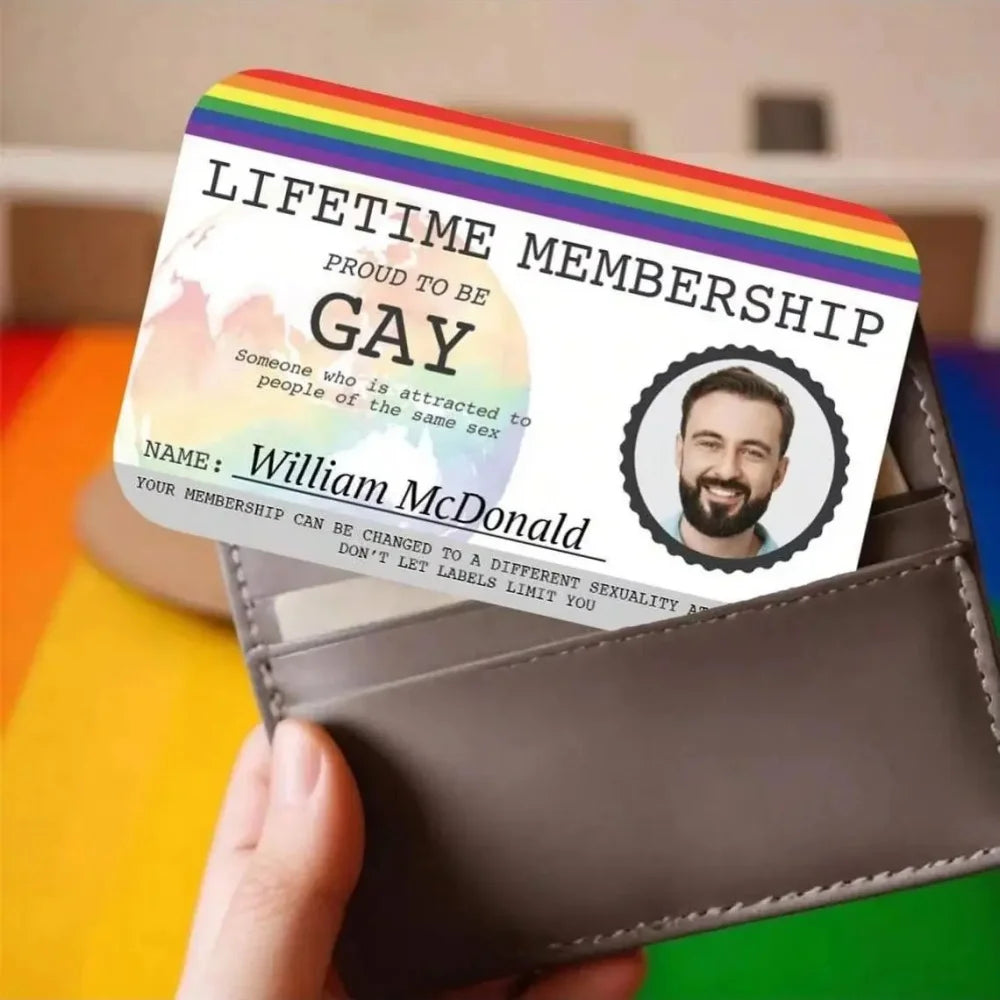 Graues Lederportemonnaie hält eine farbenfrohe Mitgliedskarte für Pride.