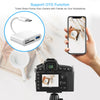 Una cámara digital negra con un adaptador y cable OTG, mostrando la capacidad de compartir fotos a través de un smartphone.