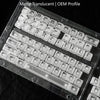 Nahaufnahme einer matten, durchscheinenden OEM-Profil-Tastatur mit weißen Tastenkappen auf einer dunklen Oberfläche.