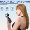 Una mujer sostiene un ventilador turbo portátil, demostrando su diseño y función.