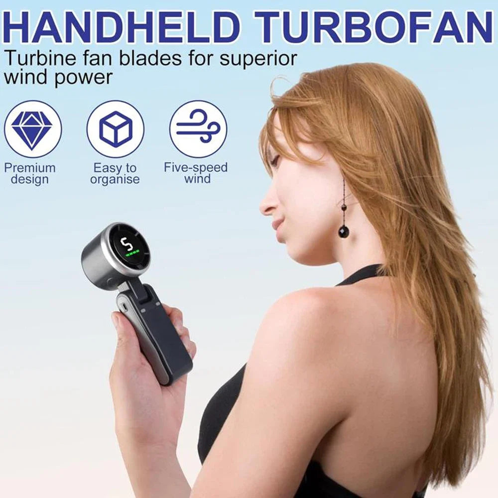Una mujer sostiene un ventilador turbo portátil, demostrando su diseño y función.
