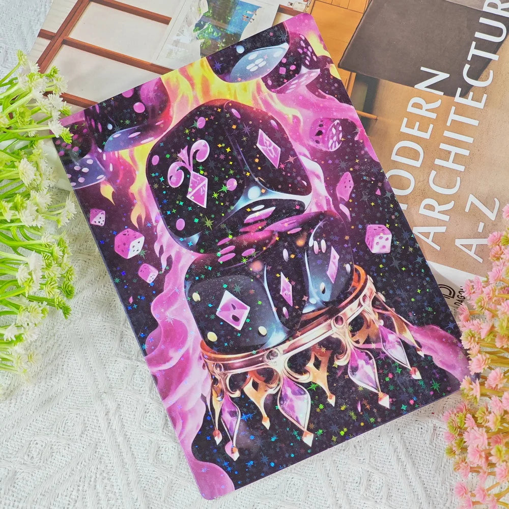 Buntige Dekokarte mit dunklem Hintergrund, lila und rosa Flammen und verschiedenen Würfeldesigns.