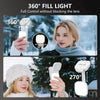 Eine Frau hält eine MagSafe-kompatible LED-Selfie-Lampe, die 360- und 270-Grad-Beleistungsfunktionen in einer verschneiten Um