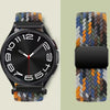Schwarze Smartwatch mit mehrfarbigem gewebtem Magnetgurt, links und rechts gezeigt.