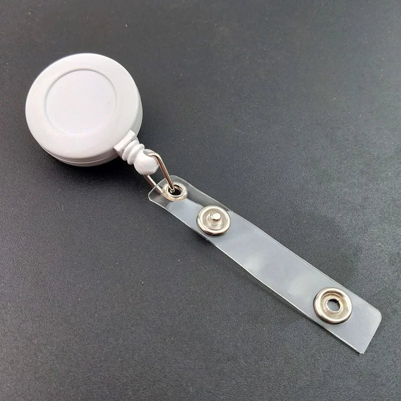 Klares, ausziehbares Plastik-Ausweis-Rolle mit weißem runden Halter und weißen Lanyard.