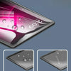 Nahaufnahme eines gehärteten Glasschutzes auf einem Tablet-Display mit rosa Leuchten und Kondensation