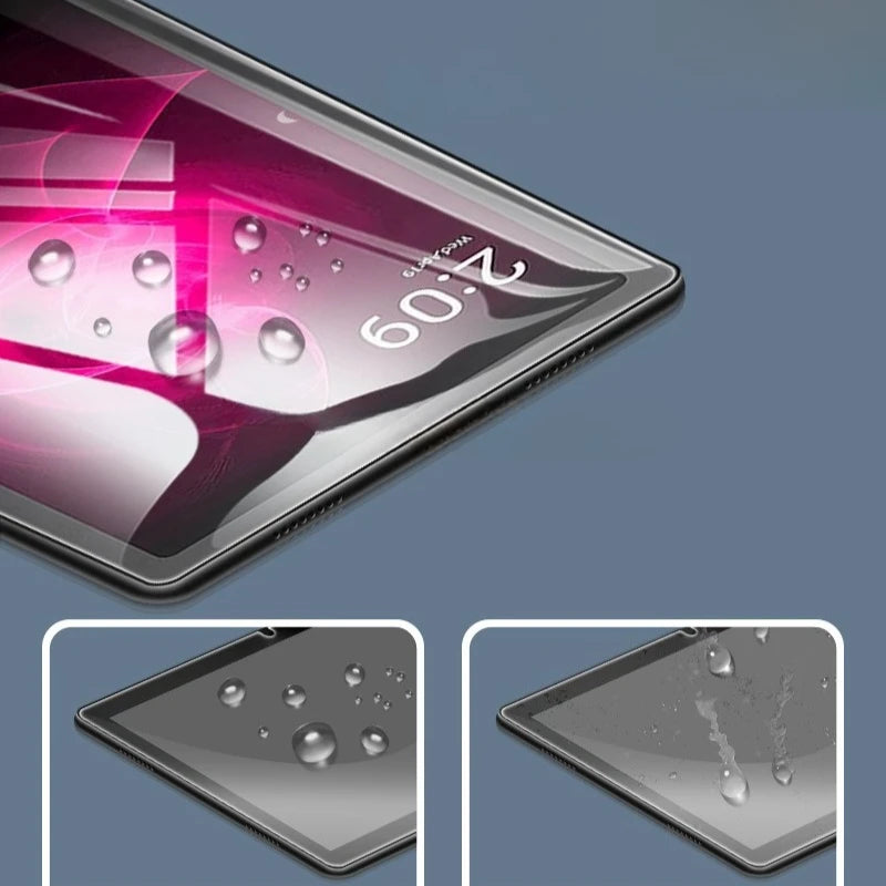Nahaufnahme eines gehärteten Glasschutzes auf einem Tablet-Display mit rosa Leuchten und Kondensation