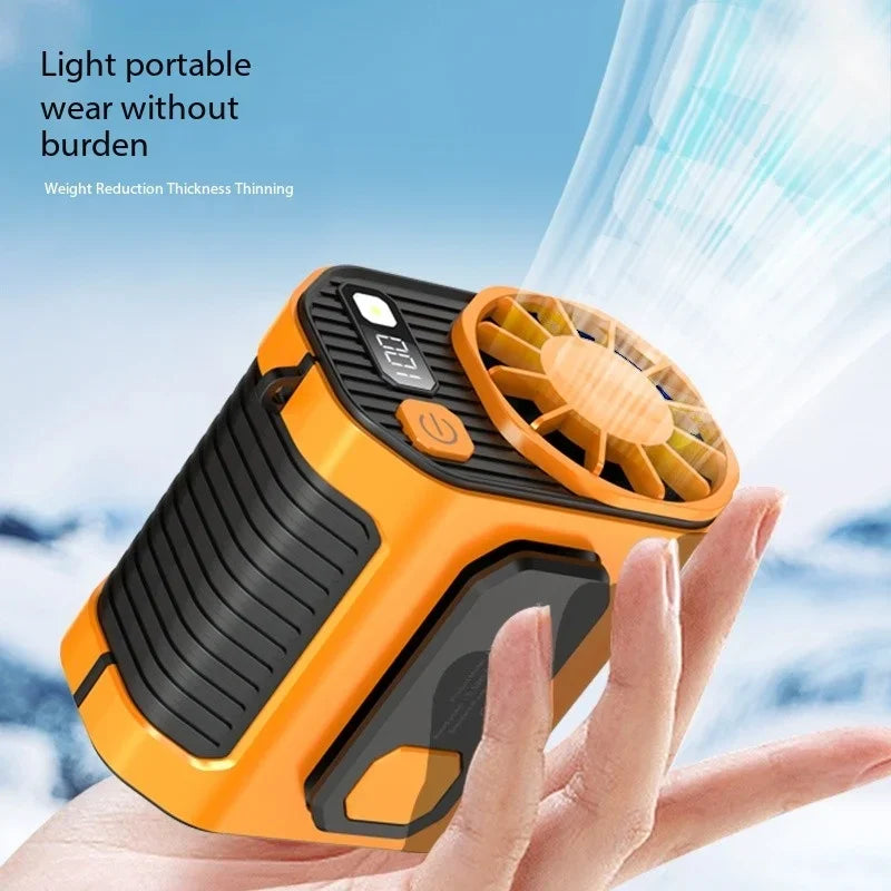 Eine Hand hält einen orange-schwarzen tragbaren Lichtventilator mit Holzblättern und demonstriert dessen Kühlfunktion.
