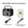 Schwarze LiFePo4 Powerstation mit Griff, AC-Ladekabel und Auto-Einganglkabel.