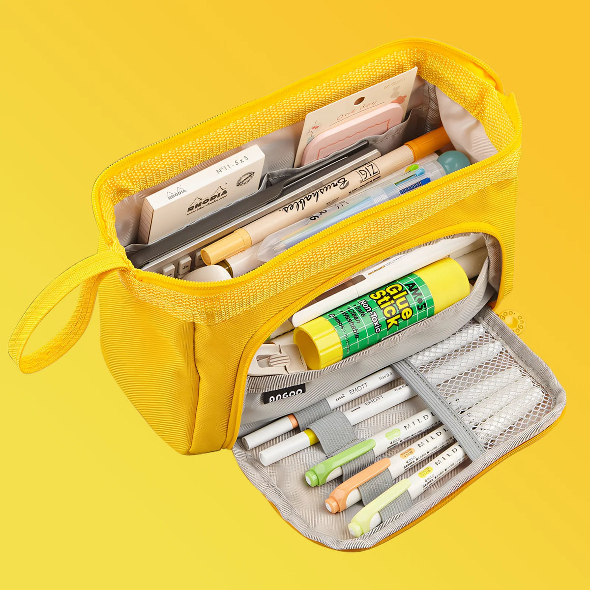 Geliges Etui mit Netzfach geöffnet, gefüllt mit Stiften und Bleistiften.