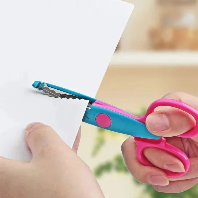 Una mano sostiene unas tijeras de manualidades rosas con mango azul, a punto de cortar un trozo de papel blanco.