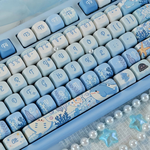 Keycaps PBT con temática de mar azul, mostrando varias teclas azul claro y blanca