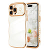 Funda de silicona beige para iPhone con pantalla que muestra un reloj y elementos decorativos.