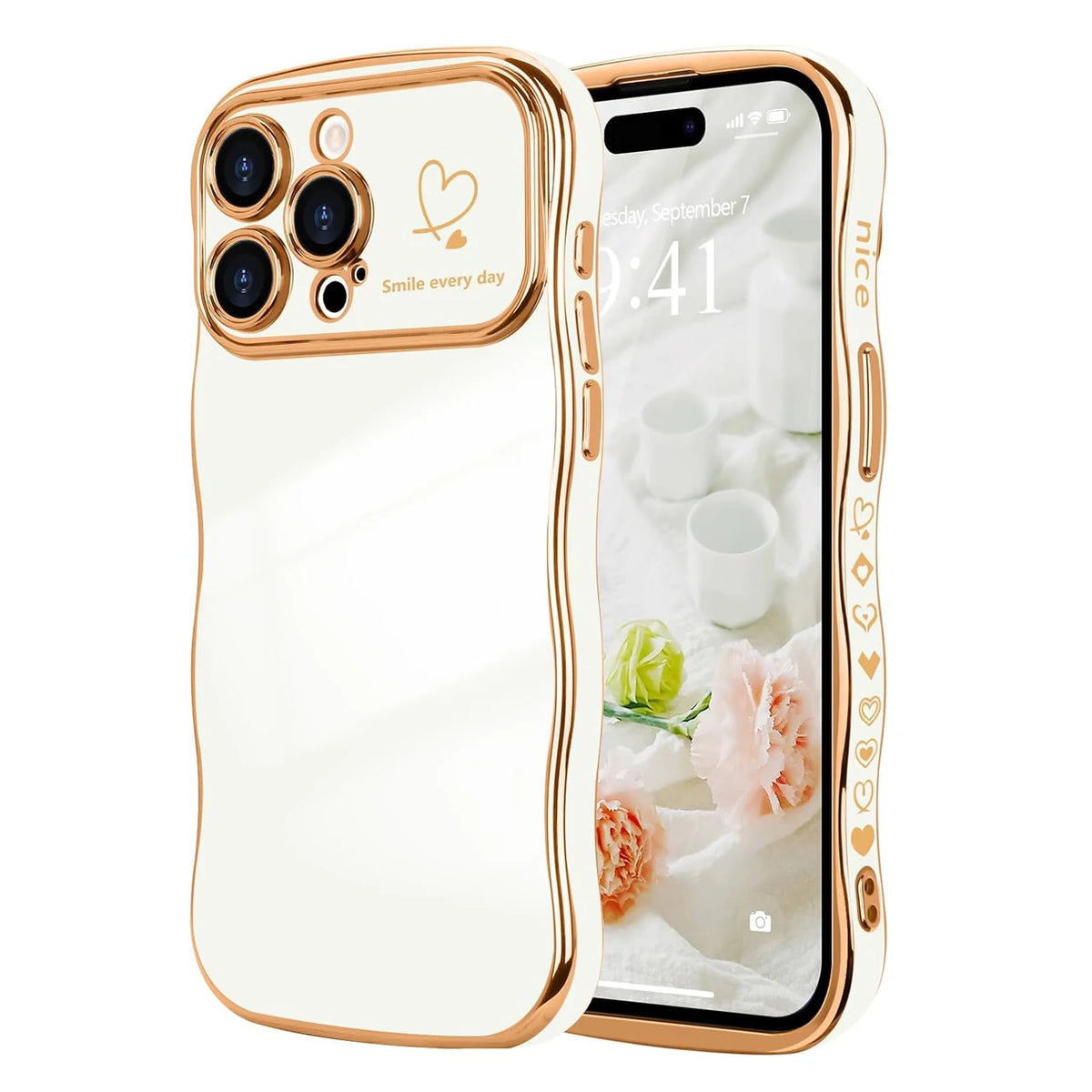 Funda de silicona beige para iPhone con pantalla que muestra un reloj y elementos decorativos.