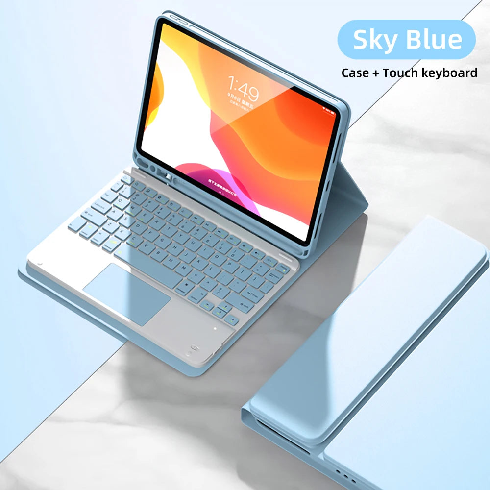 iPad bleu ciel avec clavier et souris détachables, ouvert sur une surface claire.