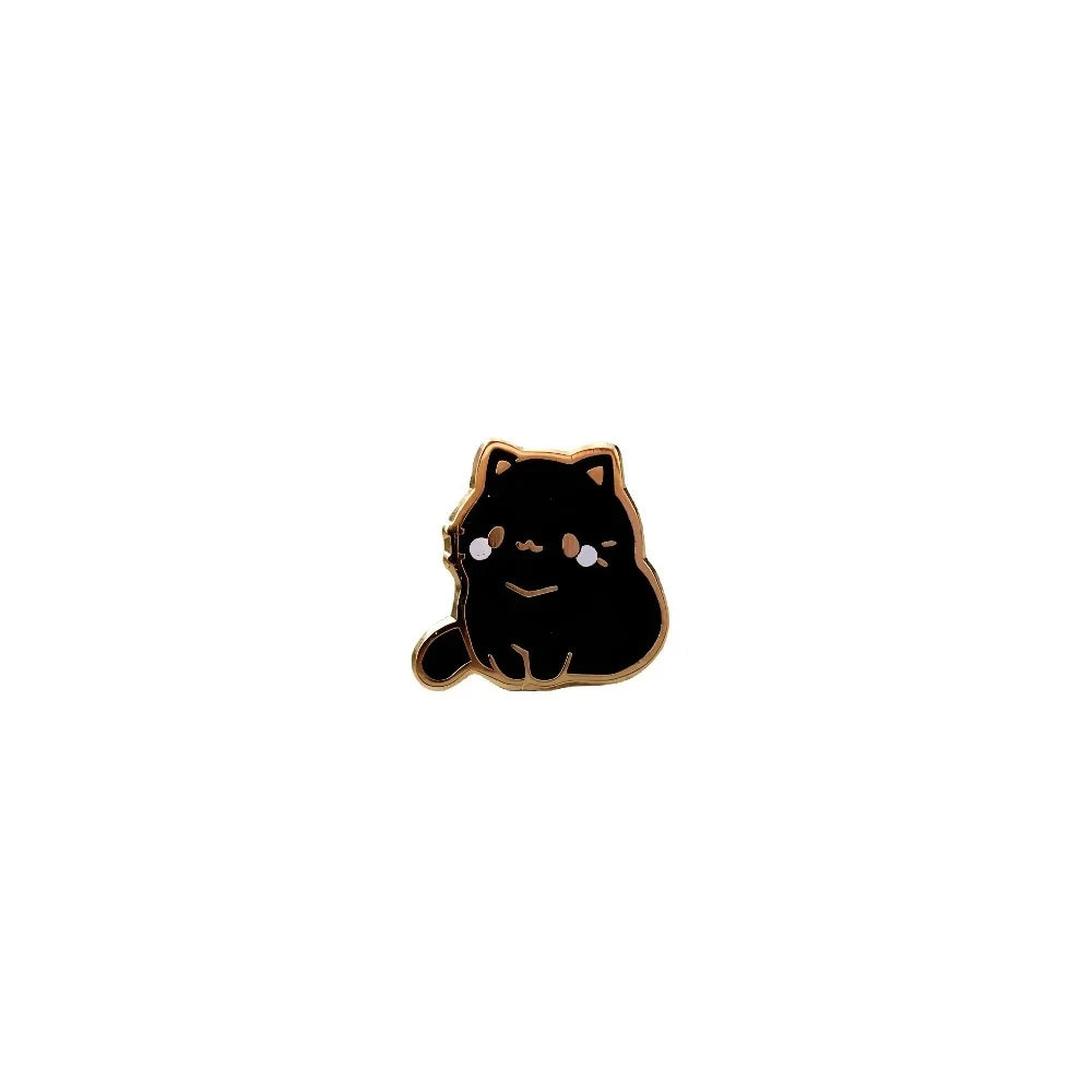 Un pin de esmalte negro con forma de gato lindo y acentos blancos.