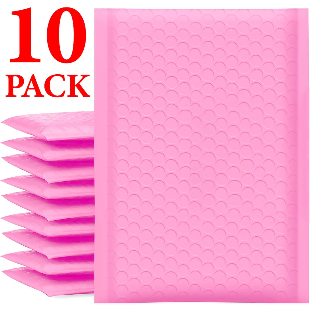 Eine Stapel von zehn rosa wiederverwendbaren Poly-Blasen zum sicheren Versand.