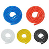 Quatre bobines de protecteurs de gaine pour câble, bleus, rouges, blancs et noirs.