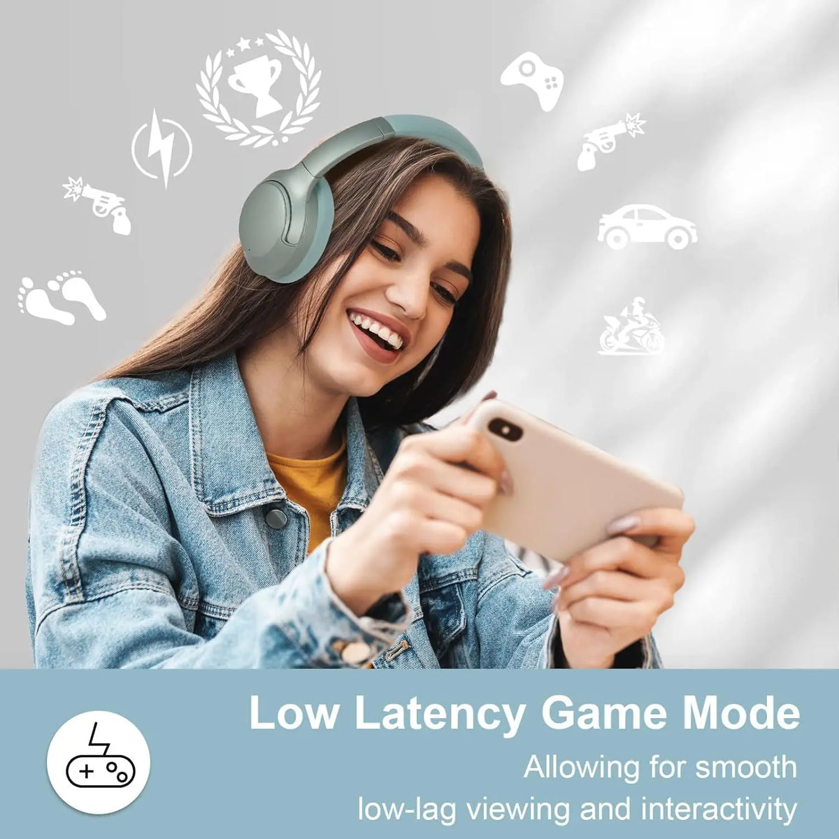 شابة تنظر إلى هاتف أثناء ارتدائها سماعات لاسلكية مزودة بتقنية إلغاء الضوضاء الهجين.