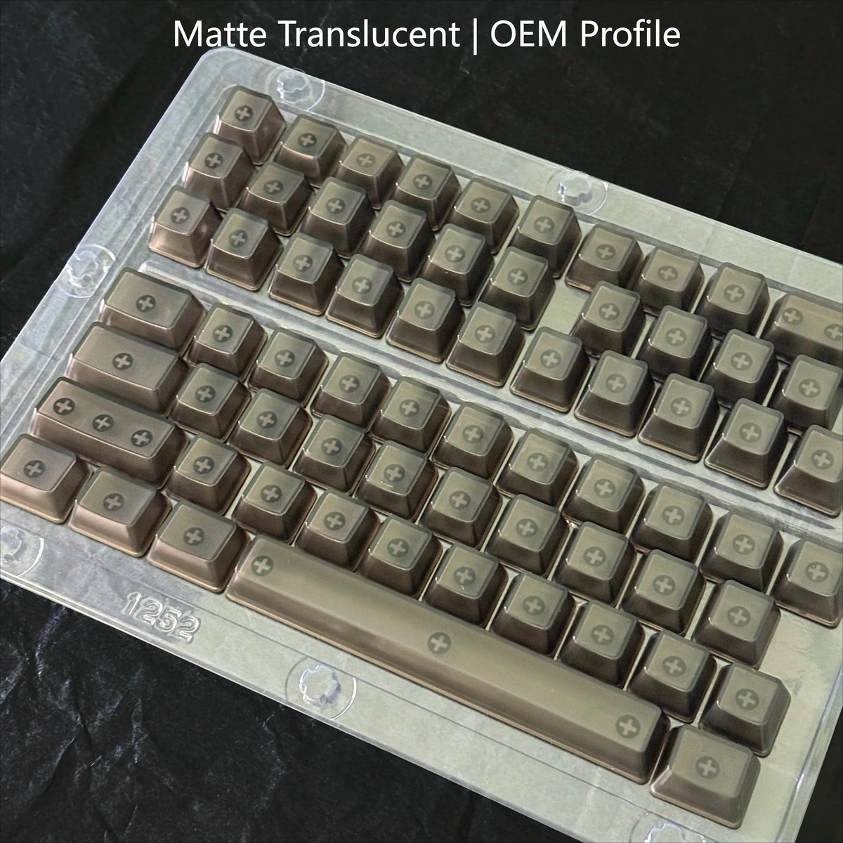 Nahaufnahme der Profile von matten, durchscheinenden OEM-Mechanik-Tastenkappen.