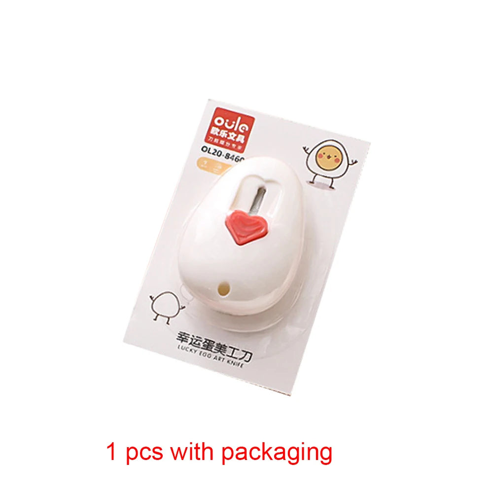 Navaja multiusos kawaii blanca con detalle de corazón rojo en su empaque.