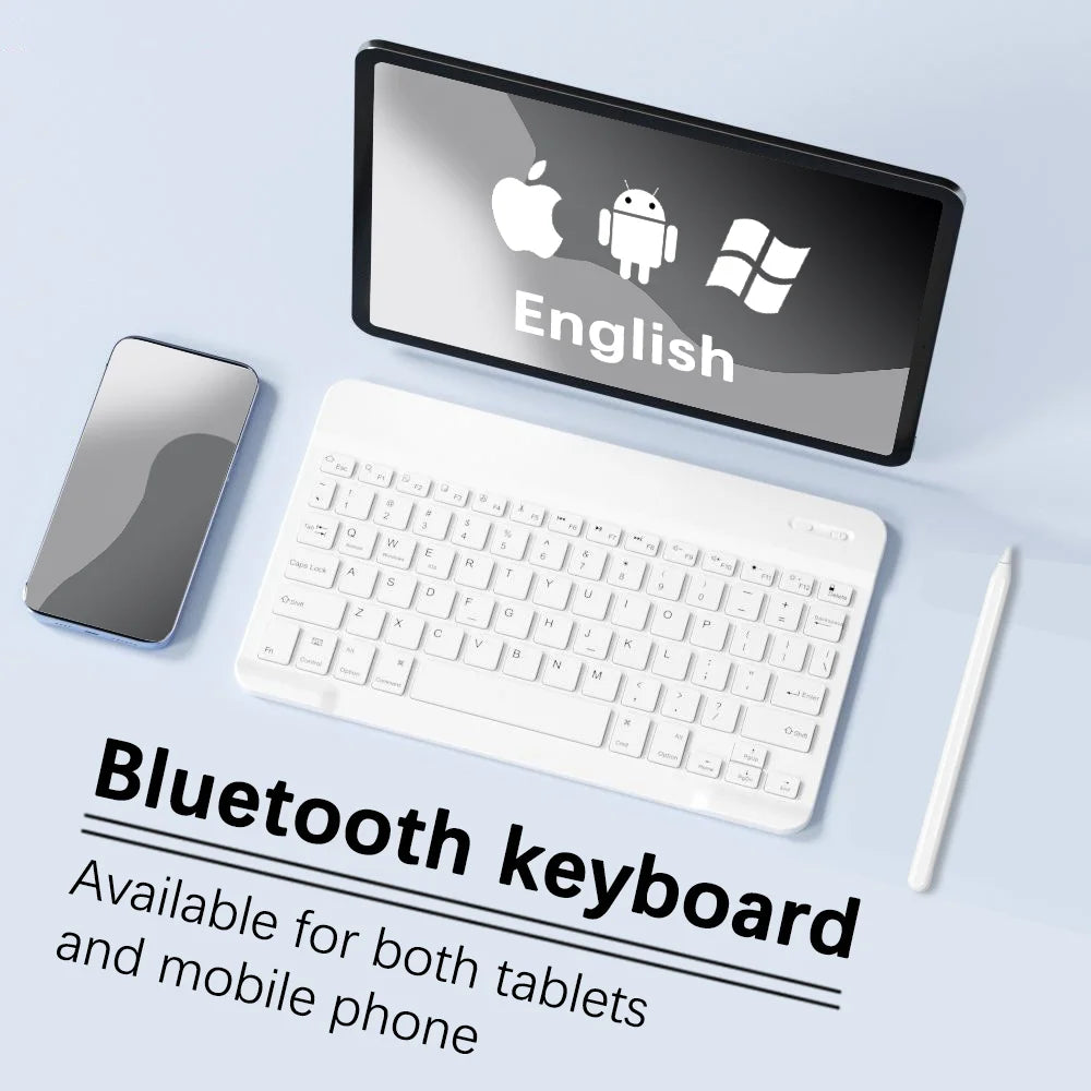 Eine weiße Bluetooth-Tastatur neben einem Tablet und einem Smartphone, die Kompatibilität mit mobilen Geräten veranschaulicht