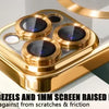 Nahaufnahme einer goldenen Handyhülle mit erhabenen Randen zum Schutz der Kamera und des Displays.