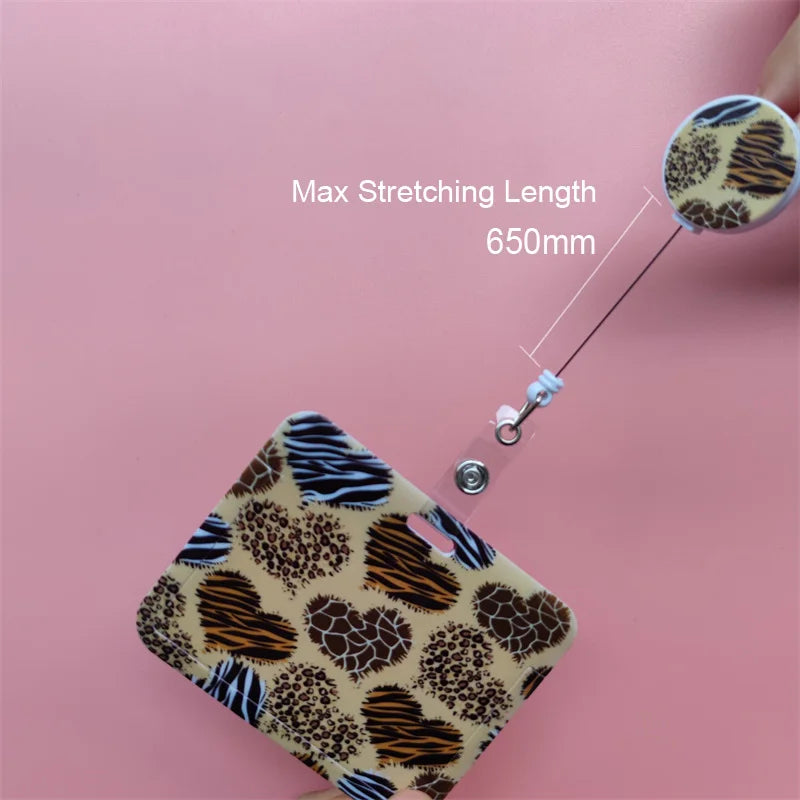 A leopard print retractable card holder clip is shown with a measuring line indicating a maximum stretching length of 650mm.