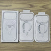 Tres fundas protectoras magnéticas transparentes para iPhone y iPad, mostradas lado a lado en una superficie de madera.