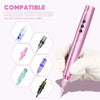 Pluma eléctrica rosa para maquillaje permanente profesional sostenida en una mano, junto a varios tipos de agujas compatibles