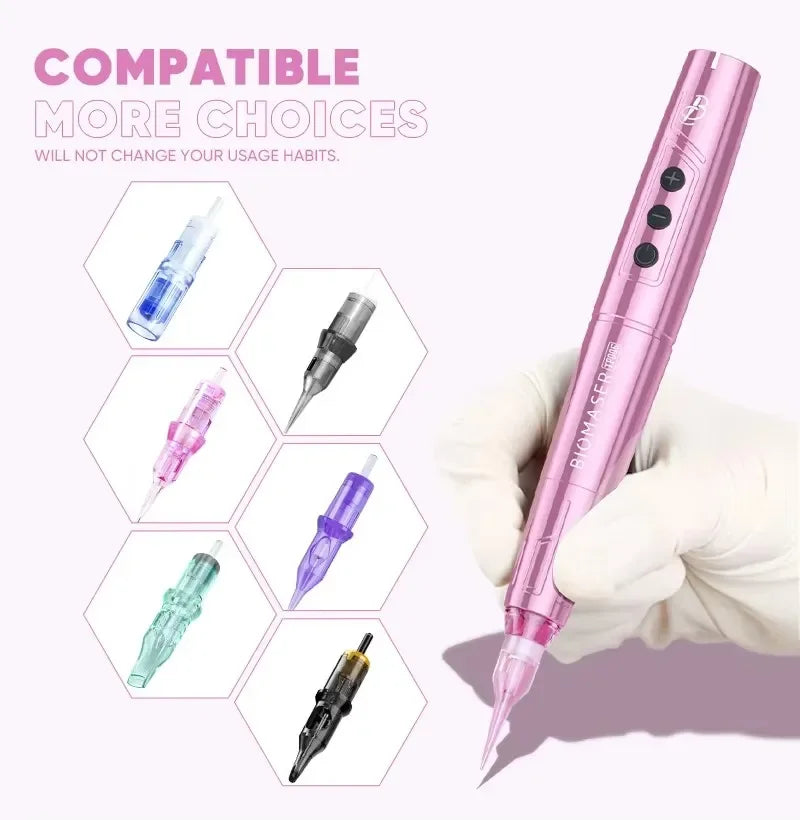 Pluma eléctrica rosa para maquillaje permanente profesional sostenida en una mano, junto a varios tipos de agujas compatibles