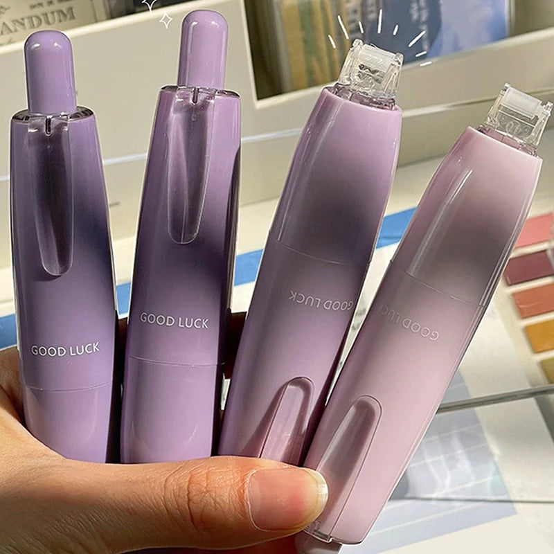 Una mano sostiene rollos de cinta adhesiva de doble cara púrpura y resistente.