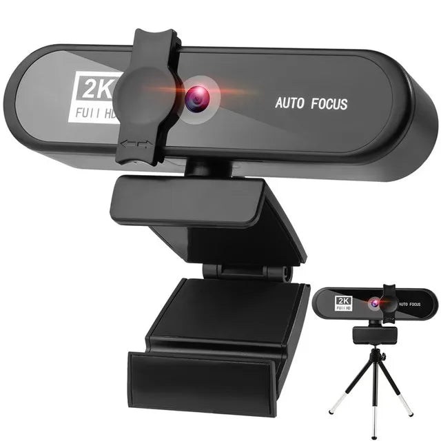 Webcam autofocus 2K HD noire montée sur trépied pour conférence et streaming.
