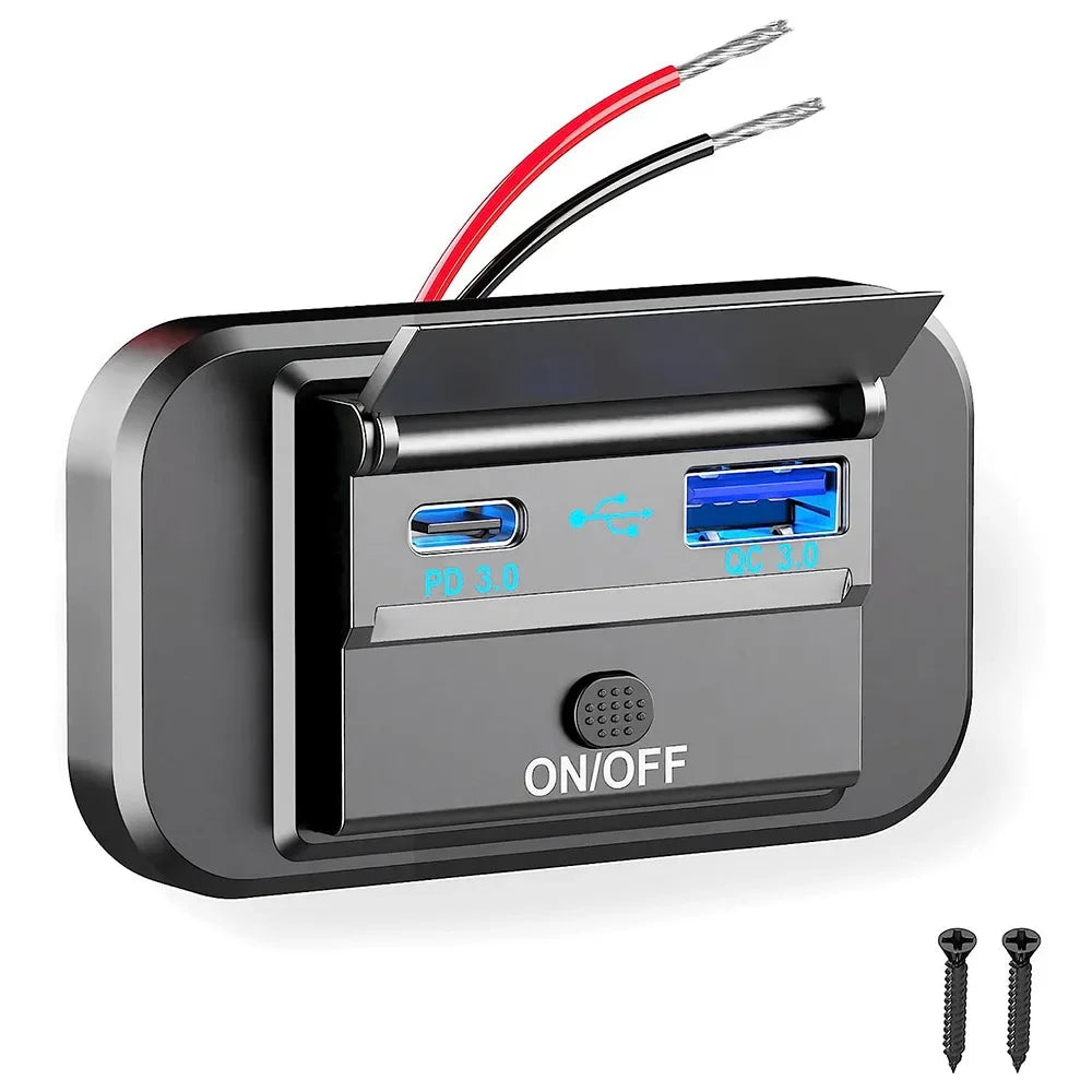 Kompaktes schwarzes Auto-Ladekabel mit Gleitmechanismus und zwei USB-Anschlüssen sowie roten Drähten.
