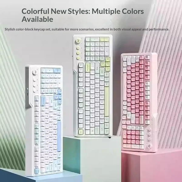 Un set de teclados mecánicos nuevos y coloridos exhibidos sobre una superficie blanca.