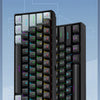 Clavier mécanique mini noir à 61 touches avec rétroéclairage RGB sur fond bleu technique