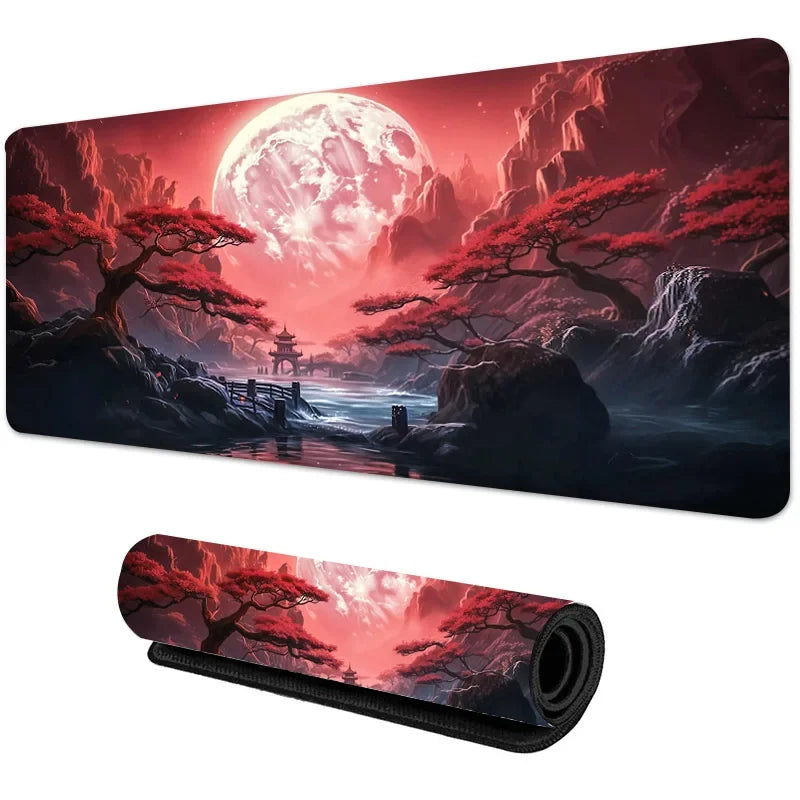 Große Gaming-Mauspad mit dramatischer roter und rosa Sonnenuntergangslandschaft mit silhouettierten Bäumen und Bergen.