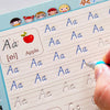Seite aus wiederverwendbarem 3D-geripptem Lernbuch für Kinder, das phonetische Buchstabenübungen mit Äpfeln und Früchten zeig