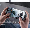 Une main tient un smartphone affichant un jeu, démontrant le jeu sans gêner les mains de l'utilisateur.